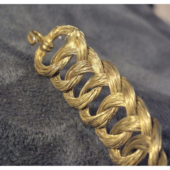 Vintage Gold Tone Wire Interlocking Bracelet  Shepherd's Hook Clasp 8" .5 " Wide - Picture 4 of 6